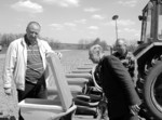 На знімку (зліва направо): біля агрегата на посіві кукурудзи керівник флоринського господарства Віктор Володимирович Гасло з механізаторами Павлом Тодосійовичем Рогозянським та Миколою Васильовичем Бендовським. Фото Руслана БАЙДАЛЮКА. Весна хліборобських надій
