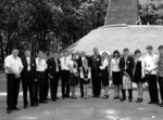 Міністр освіти і науки України І.О. Вакарчук та директор Бершадської ЗОШ №1 Г.О. Погончик (у центрі) разом з гуртківцями школи – переможцями VIII Всеукраїнського конкурсу учнівської творчості "Об'єднаймося ж, брати мої" після нагородження. На Чернечій горі вшанували юних бершадських дослідників козацької доби
