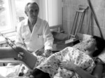 На знімку: хвору оглядає лікар-травматолог М.П. Цимбалюк Мудрість і «золоті» руки