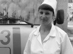 На знімку: старший фельдшер швидкої допомоги Л.М. Кельман Щоб життя врятувати