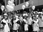 На знімку: замить випускники 2009 року запустять в небо кулькимрій. Фото автора Стежина від школи в’ється в світи