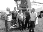 На знімку (зліва направо): з комбайнерами О.А. Горбоносом, С.А. Макогоном, О.М. Ілюхіним та Л.М. Надворним веде розмову головний агроном А.М. Шевчук Урожай радує
