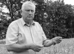 На знімку: С. П. Царюк: «Тільки від впровадження ось цього сорту озимої пшениці 20-30-відсоткова прибавка урожаю гарантована». Фото Сергія КІСИКА Поля сумівські – технології європейські