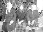 Є що згадати, зустрівшись, Марії Іванівні Барабаш (на знімку зліва направо), Онисії Сидорівні Їжак та Галині Теофанівні Перкатій. Фото Руслана БАЙДАЛЮКА. Бог дає вік – от і є рокам лік