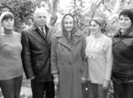 Як і щоразу, зраділа зустрічі з працівниками територіального центру по обслуговуванню пенсіонерів і одиноких престарілих жителька Красносілки Ольга Савівна Волинкіна. На знімку (зліва направо): Світлана Петрівна Медвідь, директор територіального центру Іван Миколайович 3абіяка, Ольга Савівна Волинкіна, Наталя Петрівна Сухопара і Олена Петрівна Січак. Фото Сергія КІСИКА. До Дня працівника соціальної сфери