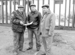 На знімку (зліва направо): механізатор Андрій Митрофанович Жучишин, керівники Мирослав Іванович та Іван Станіславович Зублевичі узгоджують, як із найнижчими затратами побудувати у господарстві 80-тонну вагу. Фото Руслана БАЙДАЛЮКА. Де не вичікують, там і виживають