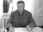 На знімку: сільський голова М.Г. Рудь розповідає кореспондентам «Бершадського краю» про життябуття в Поташні. Фото Руслана БАЙДАЛЮКА. Хоч і не зовсім пишно, зате в селі затишно
