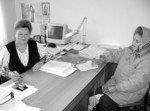 На знімку: на прийомі у секретаря Джулинської сільської ради Н.Г. Осельні жителька села Л.С. Хоцько. Фото автора. З добром до людей - До Дня місцевого самоврядування