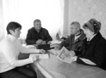 На знімку (зліва направо): депутат сільської ради Л.М. Басалига, сільський голова В.І. Беник та депутати Ю.А. Заболотний і Н.А. Заболотна обговорюють хід виконання карантинних заходів у їх населеному пункті. Фото Сергія КІСИКА. Приклад подають депутати - До Дня міісцевого самоврядування