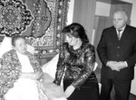 На знімку: голова райдержадміністрації С.Л. Шульц (у центрі) та директор територіального центру соціального обслуговування пенсіонерів та одиноких непрацездатних громадян І.М.Забіяка цікавляться у С.Я.Онищенко умовами проживання в новоствореному закладі. Домівкою стала лікарня