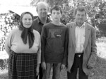 На знімку: Ваня (в центрі) разом зі своєю бабусею Марією і дідусем Василем та дядьком Борисом. Фото Руслана БАЙДАЛЮКА. Ваня поєднав Поташню з Барселоною