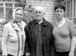 На знімку: ветеран Г.П. Павліченко з дружиною Вірою Антонівною і дочкою Ларисою. І досі сниться та атака