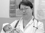 На знімку: лікар-неонатолог С.О. Красюк із новонародженим. Доброта та людяність
