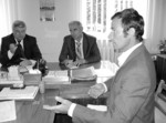 На знімку: на прийомі у голови райдержадміністрації О.Ф. Снігура (зліва направо) і голови районної ради М.Г. Бурлаки житель Яланця М.Ф. Мазуренко. З надією на допомогу