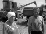 На знімку: головний агроном ТОВ «Удич» Оксана Дмитрівна Поліщук і комбайнер Василь Дмитрович Паламарчук після чергового погодження напрямку руху на ячмінному полі. Фото Григорія ЧЕРЕУШЕНКА. Будемо з хлібом — незважаючи на складні погоди умови у жнивну пору, такий висновок вже можна зробити з впевненістю.