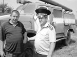 На знімку (зліва направо): директор ТОВ «Жорняки»Микола Никифорович Рибак ділиться досвідом з начальником Бершадського РВ ГУМНС України у Вінницькій області Олександром Олексійовичем Гончаруком, як йому вдається підтримувати на ходу пожежний автомобіль на базі ГАЗ-63, який на сьогодні є найдавнішим за віком не тільки в районі, а, мабуть, і в області. Фото Павла КУШПЕЛИ. Як зберігаємо урожай