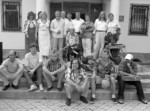 На знімку: учасники пленеру та гості. Фото на згадку. Символ творчості - Поташня