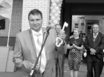 На знімку: символічний ключ від нового приміщення пологового відділення в руках головного лікаря ЦРЛ В.А. Залецького. Фото Сергія КІСИКА. Аби не змовкав дитячий сміх