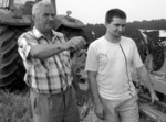На знімку (зліва направо): головний агроном господарства Анатолій Михайлович Шевчук дає чергове розпорядження одному з кращих механізаторів Віталію Васильовичу Головку, який трактором «Джон Дір» з оборотним плугом зайнятий на підготовці грунту під наступний урожай. Вродила нива