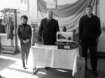 На знімку: голова райдержадміністрації О.Ф. Снігур (в центрі) веде розмову в Лісничанській ЗОШ. Про освітянські справи інформували директор школи Л.О. Корнелюк та сільський голова О.Г. Світайло. Школам - сучасні комп'ютери