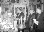 На знімку: голова обласної ради Г.М. Заболотний (у центрі), голова райдержадміністрації О.Ф. Снігур та начальник відділу у справах релігій облдержадміністрації І.О. Салецький вручають голові релігійної громади Святого Апостола і Євангеліста Луки села Шумилова протоієрею Анатолію Манзенку документи на комплекс будівель та споруд храму. Культові споруди - релігійним громадам