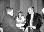 Вручення похвальної грамоти комбайнеру М.П. Теплицькому. Фото Сергія КІСИКА. Мають хліб і до хліба