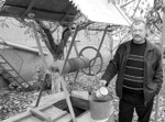 На знімку: В.Г. Марущак біля викопаної ним криниці в Бершаді. Невичерпні криниці вчителя