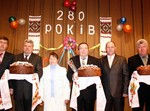 На знімку (зліва направо): перший заступник голови райдержадміністрації В.М. Оркуш, голова райдержадміністрації О.Ф. Снігур, Тирлівський сільський голова Д.П. Карман, заступник голови районної ради В.С. Бондаренко, директор ПСП «Обрій» А.Г. Христич, Шляхівський сільський голова М.П. Макарчук. Тирлівці - 280 років!