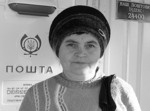 На знімку: одну з кращих листонош Бершадського міського відділення №1 Ганну Олександрівну Десятник завжди з вдячністю зустрічають жителі її дільниці. Фото Сергія КІСИКА. Ще раз про "спецназ"