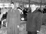 На знімку: директор господарства Володимир Васильович Довгополюк та одна з кращих доярок Тетяна Анатоліївна Сивак обговорюють зимові особливості годівлі та утримання корів. Фото Руслана БАЙДАЛЮКА. Дяківка, як острівець надії