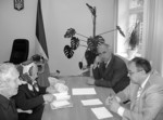 На знімку: на прийомі у депутата обласної ради Г.М. Заболотного (крайній справа) Петро Євтихійович та Ніна Борисівна Завери, другій справа – голова районної ради М.Г. Бурлака. Прагне допомогти кожному