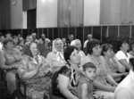 На знімку: схід громадян за останні роки вперше так зацікавив людей. Фото Сергія КІСИКА. В полі зору в П'ятківці тепер все