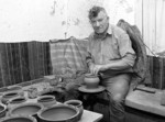 На знімку: всього за декілька хвилин на наших очах із шмату вимішаної глини, приліпленої до круга, під вправними рухами Івана Артемовича Кубка «народився» горщик Не святі горшки ліплять