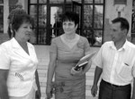 На знімку (зліва направо): заступник директора Джулинської ЗОШ І-ІІІ ступенів з навчально-виховної роботи С.О. Чабан, начальник відділу освіти райдержадміністрації Л.І. Дзюбенко та директор М’якохідської школи Ю.А. Грицик обговорюють питання організації навчально-виховного процесу в новому навчальному році. На старті нового навчального року