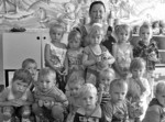 На знімку: вихователька дитячого садка Марія Василівна Дмитришина зі своїми вихованцями Село – на велосипедах