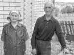 На знімку: жителі вулиці Суворова Тетяна Трохимівна та Василь Миколайович Папчуки на своєму подвір'ї біля отієї злополучної свердловини, яку доводиться замикати на ключ. «Ні в місті, ні в селі»