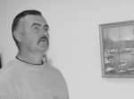 На знімку: художник В. Д. Тищенко і його картини. В творчості сповідує радість