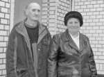 На знімку: тридцять п’ятий рік ідуть ось так, пліч-о-пліч, по життю Андрій Васильович і Ольга Петрівна Буртові. І минули вони в постійній роботі, мов один день. Виручають корівки