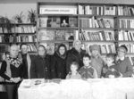На знімку (зліва направо): майстриня-в’язальниця Т.І. Тартачна, провідний бібліотекар читального залу районної бібліотеки Є.В. Ободзінська та учасники години спілкування під час виставки. Білосніжні серветки майстрині