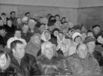 На знімку: шляхівчани з увагою слухали звіт сільського голови Шляхова, хоч із труднощами, впевнено йде вперед