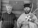 На знімку: Анатолій Овчарук та благочинний, настоятель храму прото ієрей Ростислав Процанін. Відкрили меморіальну дошку