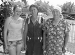 На знімку: Галина Афанасіївна Татарук із дочкою Ларисою Володимирівною та онучкою Катериною. Катя, щоправда, мріє ста ти маркетологом, однак вва жає, що й уміння вести домашнє господарство може стати в нагоді. Достаток у сім'ї створюють працею