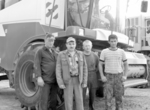 На знімку (зліва направо): комбайнер Володимир Петрович Куклич, головний інженер господарства Юрій Петрович Года і комбайнери Віталій Володимирович Кошляк та Артур Сергійович Калтахчан домовляються про перекидання техніки, щоб якнайшвидше закінчити жнива. Збирають хліб у М’якоході
