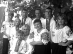 На знімку по центру: глава сім’ї з дружиною та онуками Богуславом та Мар’яною; зліва: донька Ірина з чоловіком Серафимом (батьки Богуслава); справа: донька Юлія з сином Орестом та чоловіком Анатолієм. Парад вишиванок