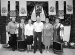 На знімку: директор Маньківського будинку культури Віталій Тимошенко, завідуюча бібліотекою Ольга Кулик, майстриня-вишивальниця Світлана Лазарєва, керівник самодіяльного ансамблю Ольга Павліченко, учасники художньої самодіяльності Оксана Бойко та Тетяна Тимошенко під час презентації виставки. Барвисте перевесло талантів