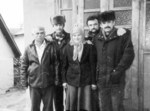 На знімку (зліва направо): брати Микола Андрейцов, Василь, Віктор і Сергій Стебловські зі своєю мамою Марією Тимофіївною (в центрі). Щаслива мати своїми синами
