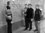 На знімку: шляхи вирішення чергової із проблем обговорюють диспетчер Олександр Васильович Чернега (зліва направо), майстер по заміні приладів обліку електроенергії Олег Андрійович Токар, директор Бершадських електромереж Василь Трохимович Власюк і електромонтер Сергій Сергійович Бугеренко. Фото Руслана БАЙДАЛЮКА. Ми – на передньому краї