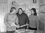 На знімку (зліва направо): оператор Флоринського відділення поштового зв’язку Т.М. Хмара, листоноша Л.І. Цибуліщенко і завідуюча відділенням Т.М. Римарчук за обговоренням ситуації з передплатою. Фото Руслана БАЙДАЛЮКА. Поміж двох Тетян