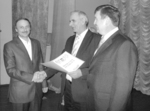 На знімках: голова районної ради М.Г. Бурлака (у центрі) і перший заступник голови райдержадміністрації В.М. Оркуш вручають грамоту вчителю історію та правознавства Яланецької ЗОШ І-ІІІ ступенів, депутату районної ради В.П. Морозу; ветеран педагогічної праці, заслужений працівник освіти України М.І. Джужук читає «Тарасову ніч» Т.Г. Шевченка. Фото автора. Символ консолідації суспільства