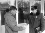 На знімку: старший дільничний інспектор міліції Бершадського РВ УМВС у Вінницькій області О.М. Когут вручає візитку жителю Усті, члену громадського формування В.І. Горбенку Операція «Візит»